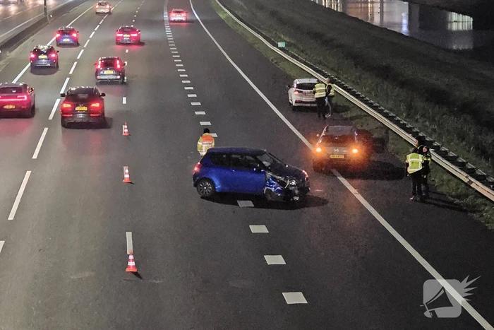 Twee voertuigen botsen op elkaar