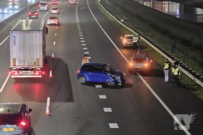 Twee voertuigen botsen op elkaar