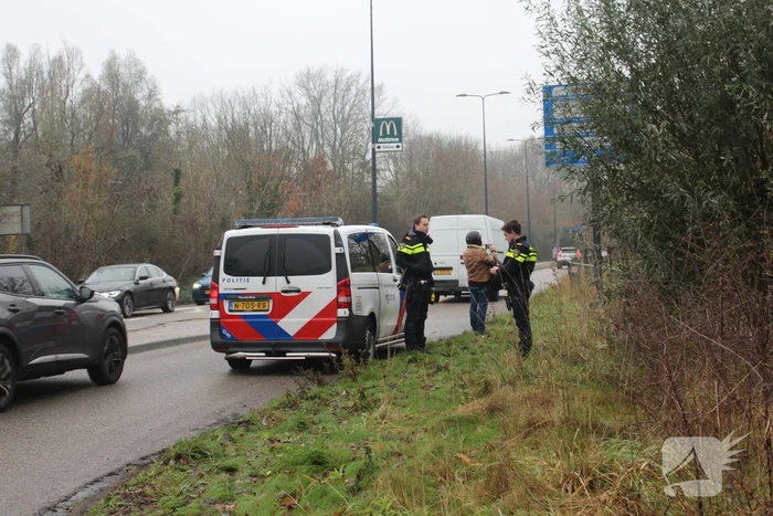 Leerling raakt met lesauto te water