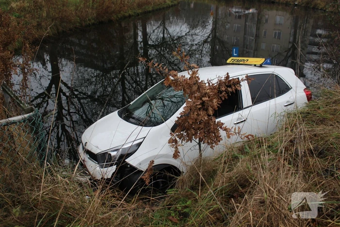Leerling raakt met lesauto te water