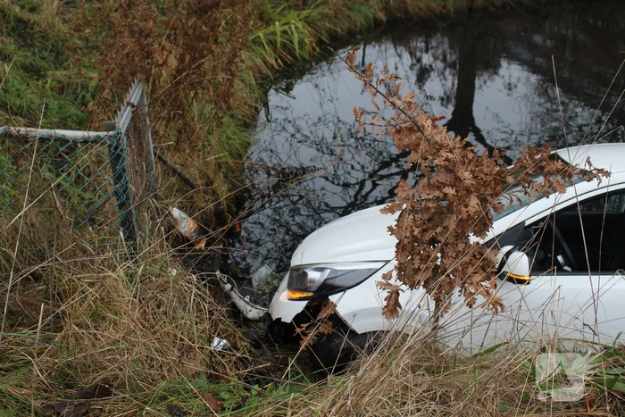 Leerling raakt met lesauto te water