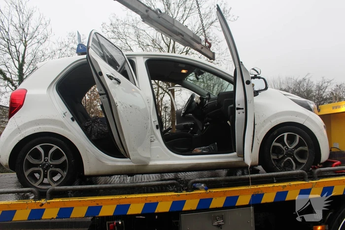 Leerling raakt met lesauto te water