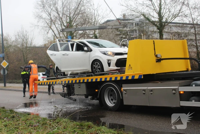 Leerling raakt met lesauto te water