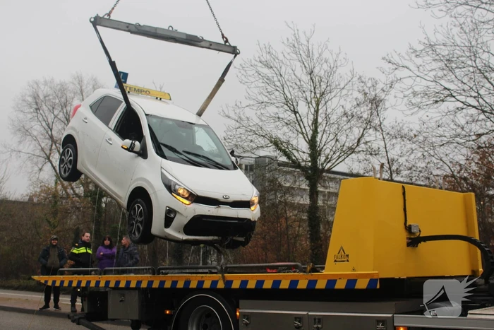 Leerling raakt met lesauto te water