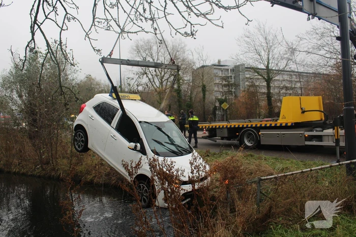 Leerling raakt met lesauto te water