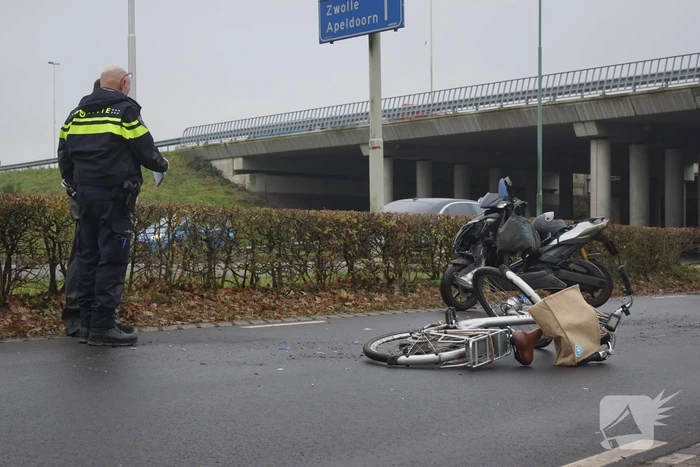 Fietsster gewond bij aanrijding met brommerrijder
