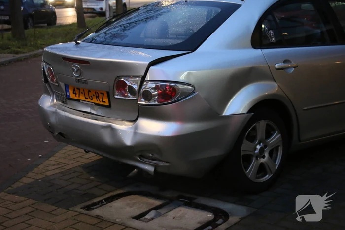 Gewonde en forse schade na kop-staartbotsing
