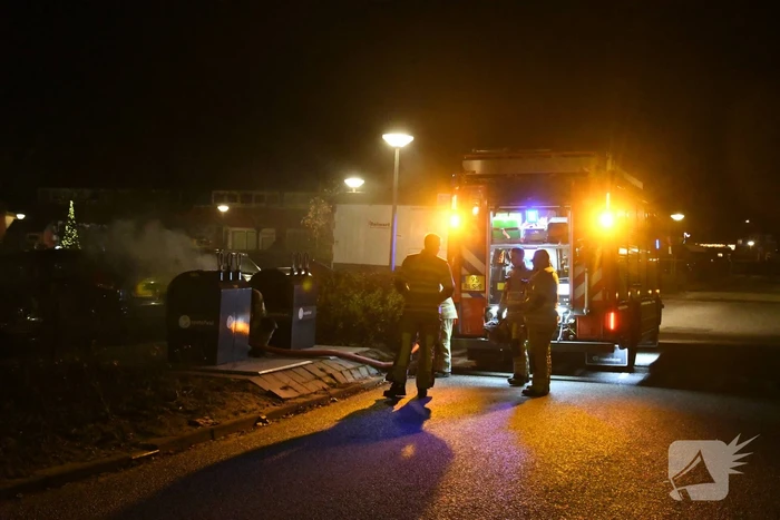 Brandweer blust rokende ondergrondse container