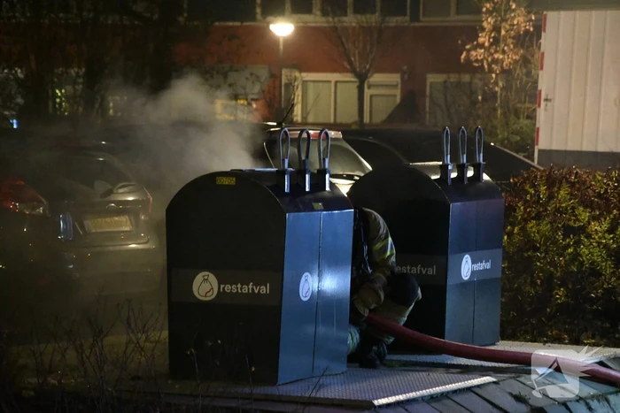 Brandweer blust rokende ondergrondse container