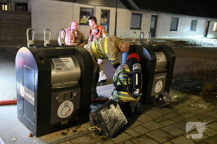 Brandweer blust rokende ondergrondse container