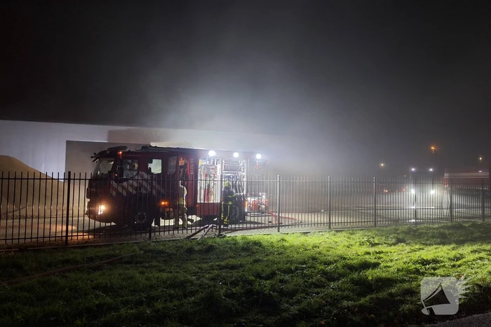Veel rookontwikkeling bij brand in loods