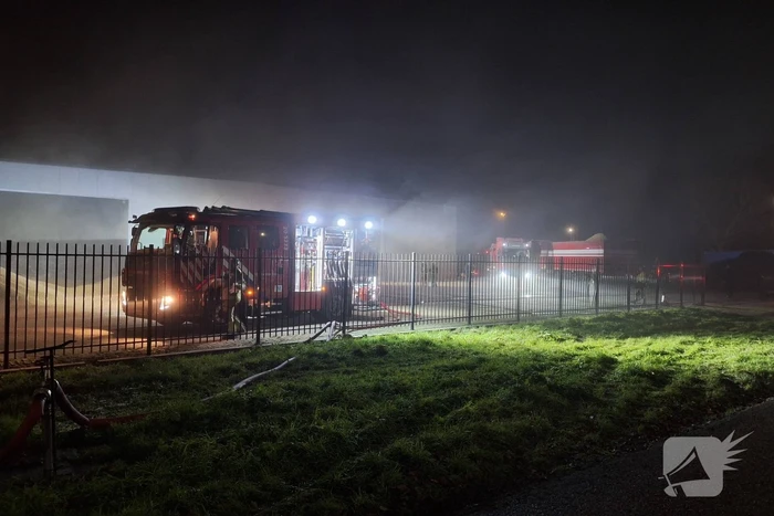 Veel rookontwikkeling bij brand in loods