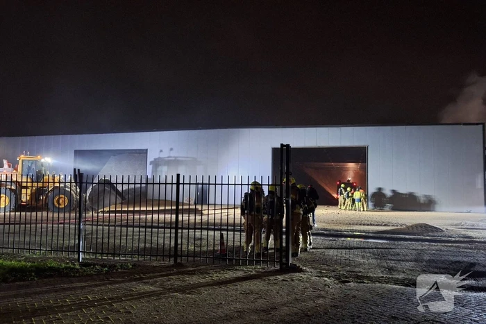 Veel rookontwikkeling bij brand in loods