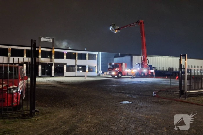 Veel rookontwikkeling bij brand in loods