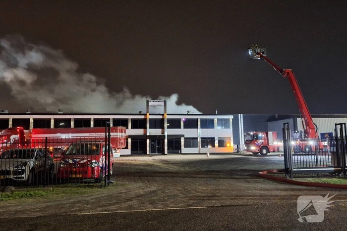 Veel rookontwikkeling bij brand in loods