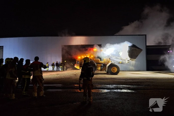Veel rookontwikkeling bij brand in loods