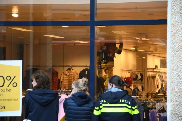 Brandweer onderzoekt rookontwikkeling in winkel