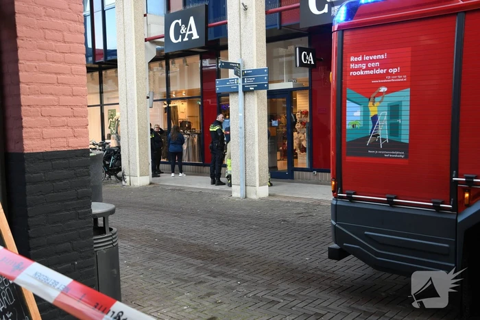 Brandweer onderzoekt rookontwikkeling in winkel