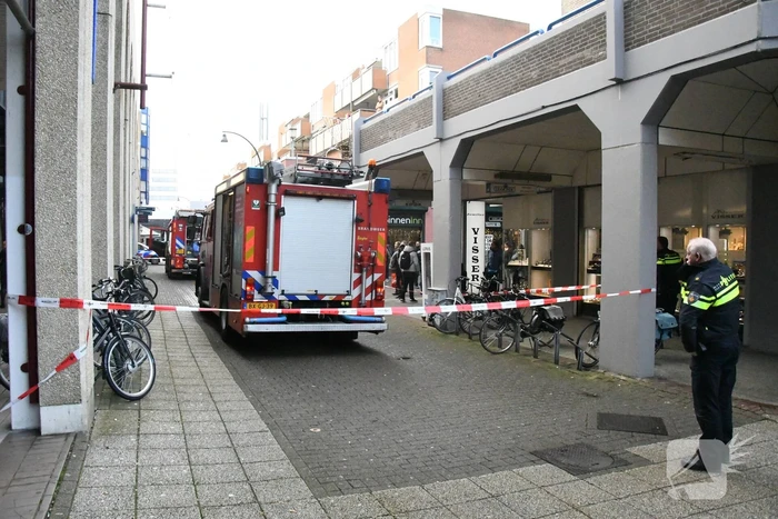 Brandweer onderzoekt rookontwikkeling in winkel