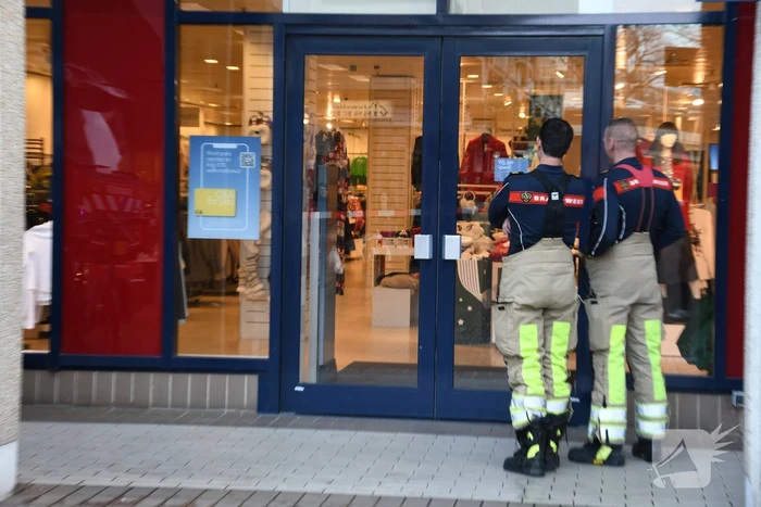 Brandweer onderzoekt rookontwikkeling in winkel