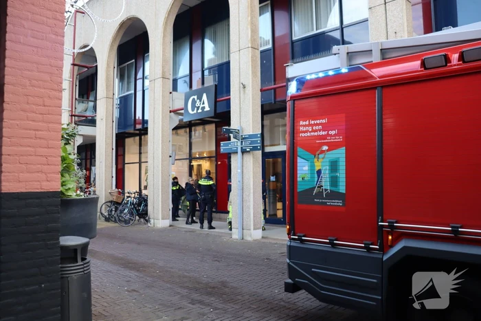 Brandweer onderzoekt rookontwikkeling in winkel