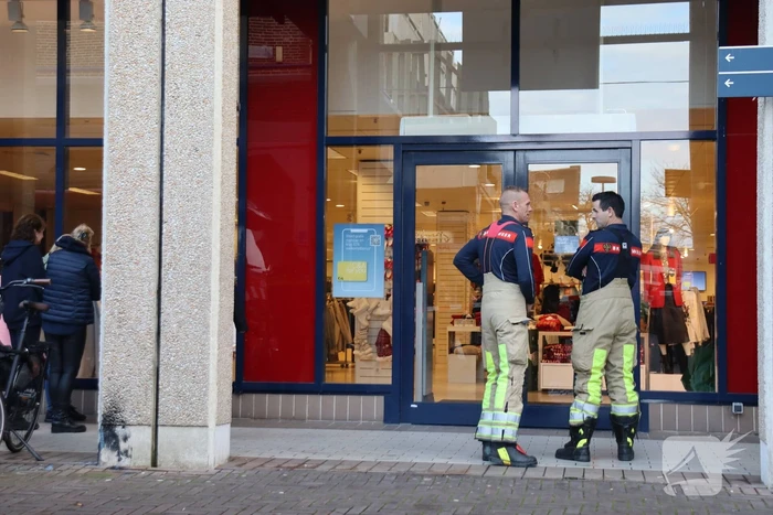 Brandweer onderzoekt rookontwikkeling in winkel