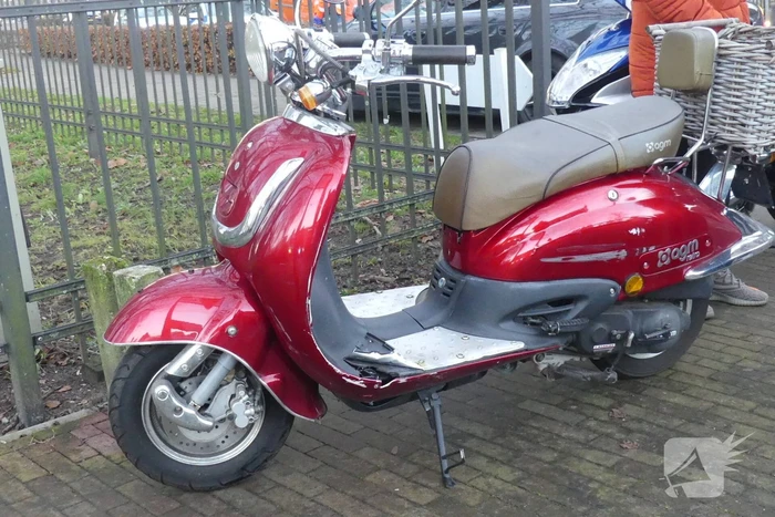 Scooterrijdster in botsing met auto