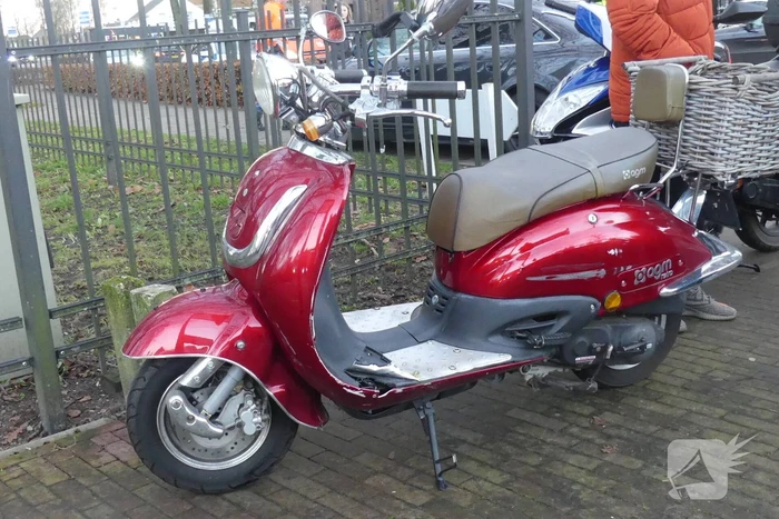 Scooterrijdster in botsing met auto