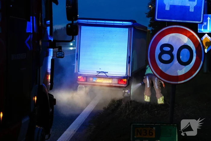 Marktkraam achter busje vat tijdens rijden vlam bij rechter achterwielen op N36 bij Mariënberg