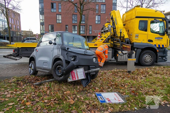 Brommobiel belandt bovenop bushaltepaal
