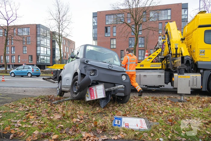 Brommobiel belandt bovenop bushaltepaal