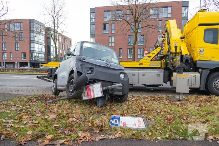 Brommobiel belandt bovenop bushaltepaal