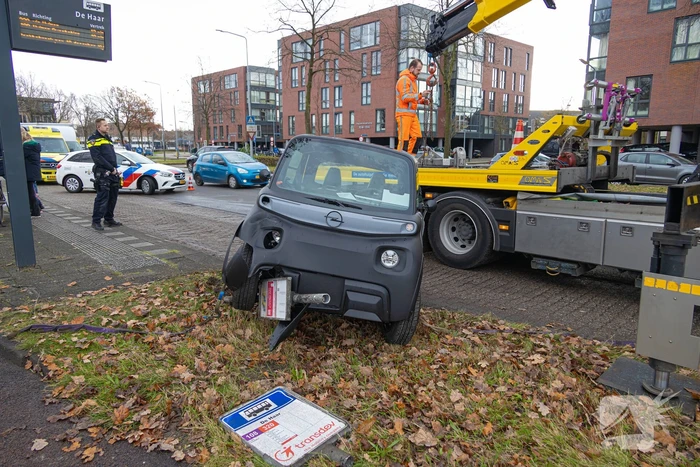 Brommobiel belandt bovenop bushaltepaal