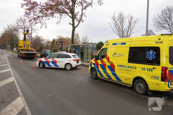 Brommobiel belandt bovenop bushaltepaal