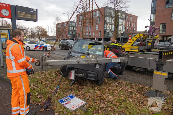 Brommobiel belandt bovenop bushaltepaal