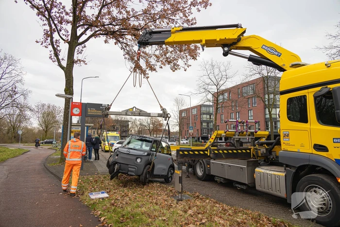 Brommobiel belandt bovenop bushaltepaal