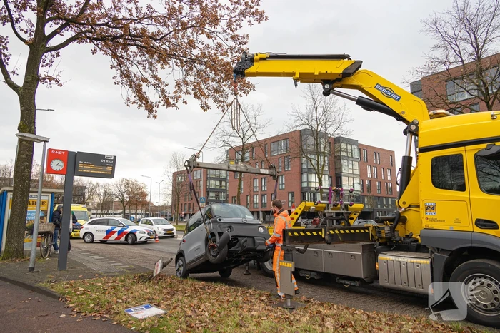 Brommobiel belandt bovenop bushaltepaal