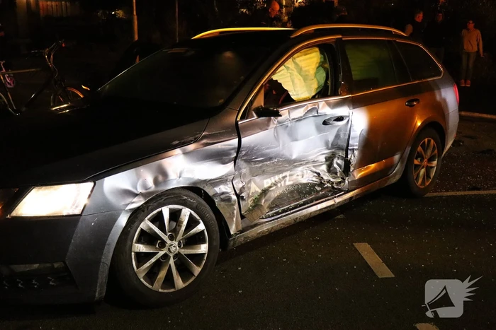Beknelling bij ongeval tussen bestelbus en personenauto