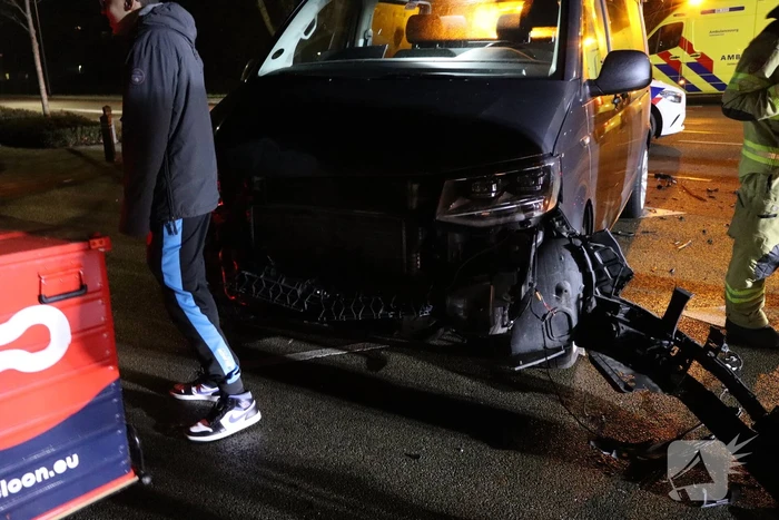 Beknelling bij ongeval tussen bestelbus en personenauto