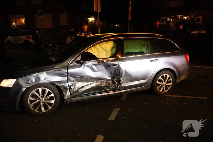Beknelling bij ongeval tussen bestelbus en personenauto