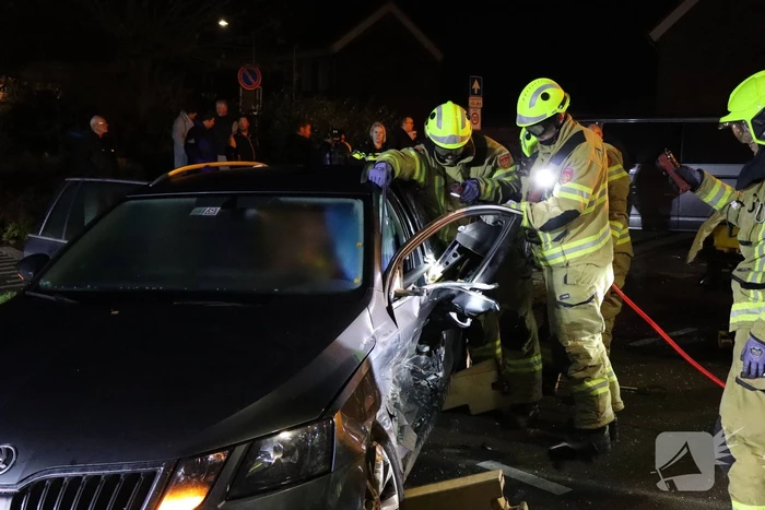 Beknelling bij ongeval tussen bestelbus en personenauto