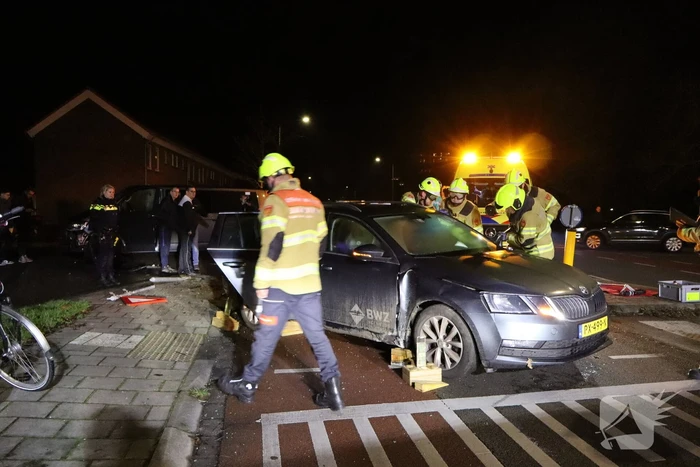 Beknelling bij ongeval tussen bestelbus en personenauto