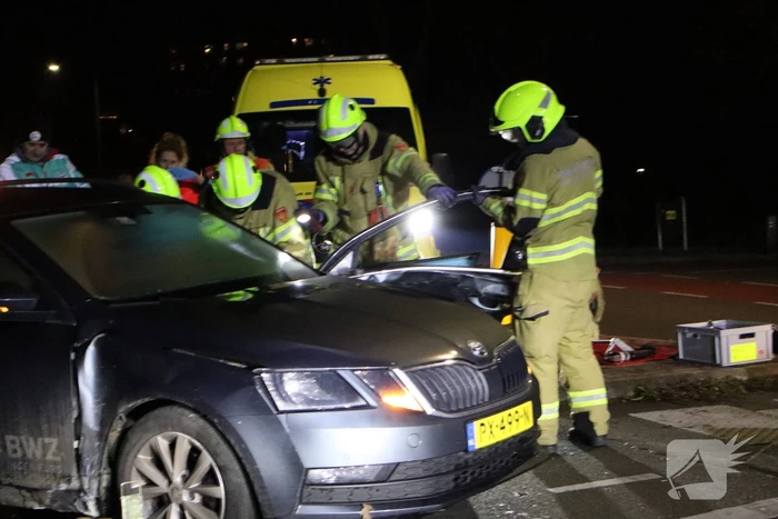 Beknelling bij ongeval tussen bestelbus en personenauto