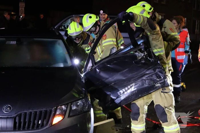 Beknelling bij ongeval tussen bestelbus en personenauto