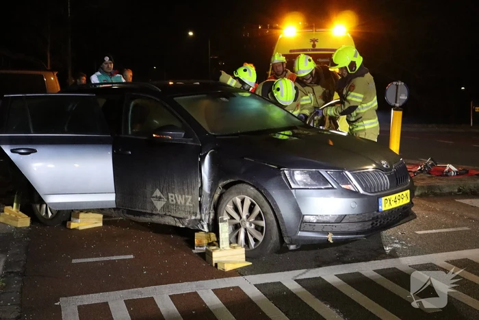 Beknelling bij ongeval tussen bestelbus en personenauto