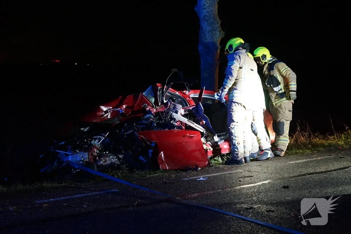 Auto zwaar beschadigd na frontale botsing tegen boom, bestuurder zwaargewond