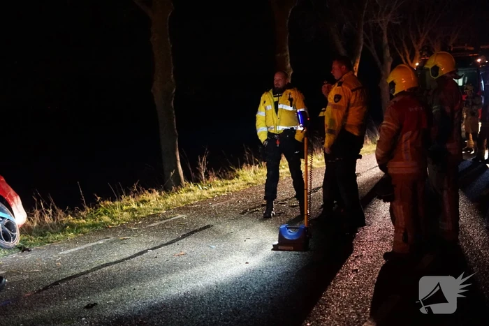 Auto zwaar beschadigd na frontale botsing tegen boom, bestuurder zwaargewond
