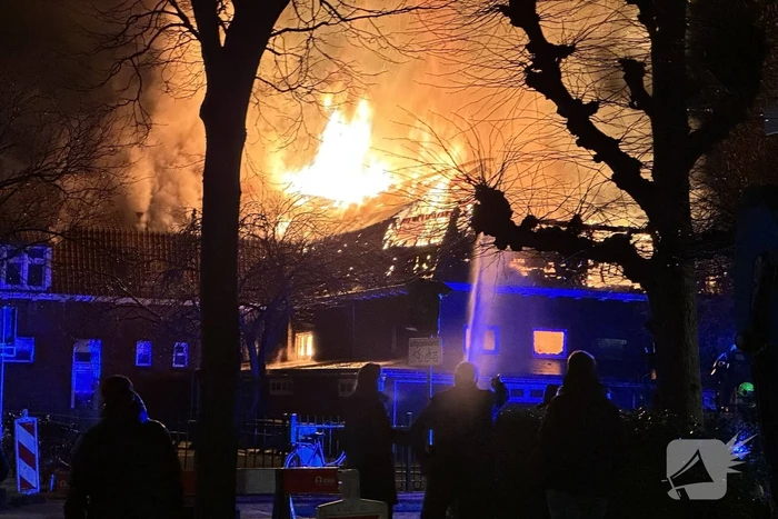Metershoge vlammen slaan uit kerkgebouw