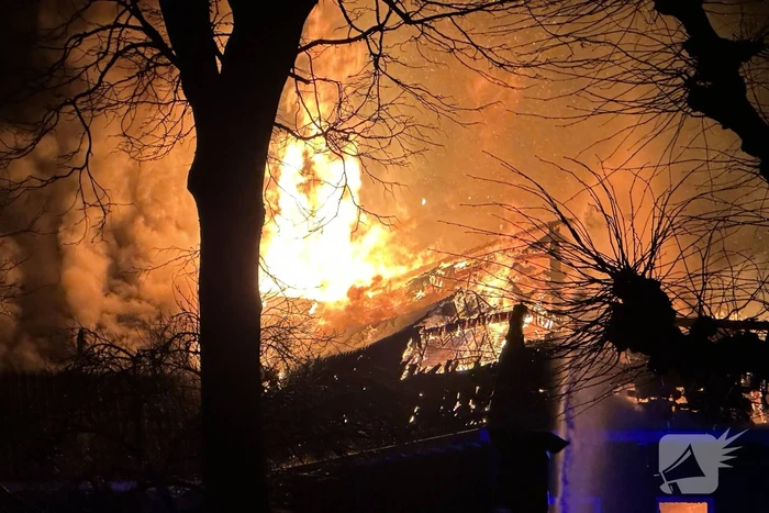 Metershoge vlammen slaan uit kerkgebouw