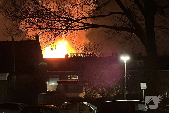 Metershoge vlammen slaan uit kerkgebouw